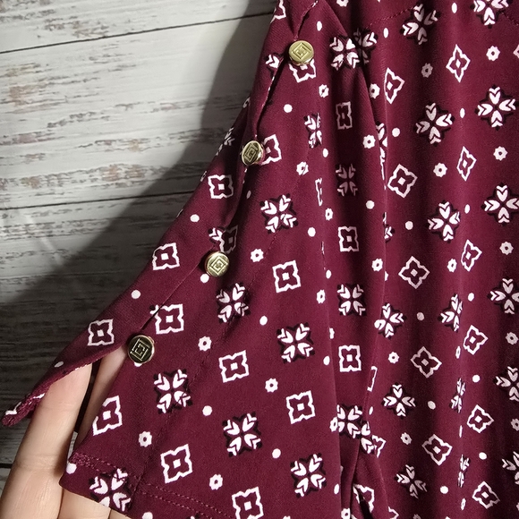 Liz Claiborne Maroon Geometric Short Sleeve Blouse Size Large - Picture 4 of 5